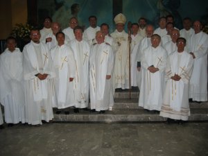 Los Padres Misioneros que celebraron la Santa Misa junto con el Obispo.