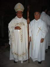 El Señor Obispo Rafael Martínez, Obispo Auxiliar de Guadalajara, aquí junto al Padre Luis Gandolfi, uno de los pioneros de nuestra Presencia en México.