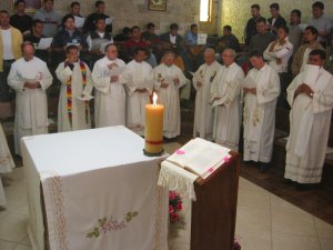 Numerosos Padres, Misioneros de San Carlos, concelebraron esta Eucaristía.