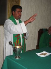 Finalizando la Santa Misa el Padre Ernesto bendijó unas medallitas de Juan Bautista Scalabrini...