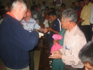 Los Padres nos dieron una medalla de la Virgen y una del Beato J.B. Scalabrini, como recuerdo de este encuentro.
