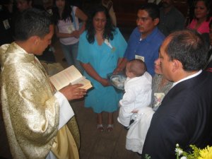 Al finalizar la Santa Misa el Padre Alejandro administró el Bautismo a un sobrinito...