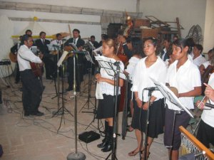 El Coro de la Parroquia acompañó la Celebración con unos cantos bien motivadores.
