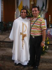 El Padre Héctor con Daniel, nuestro fotoreportero.