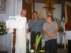 El Padre Román invitó a José Luis y Francisca, Papás del Padre Héctor, a dar un mensaje a todos los que estábamos allí reunidos.