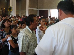 El Padre Humberto da la Eucaristía a su Padre.