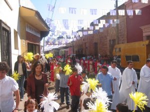 .. por las calles adornadas a fiesta, el fiel y acogedor pueblo de Cotija, ...