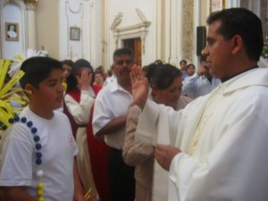 Padre Lino prestó sus manos para que Cristo siguiera bendiciendo.