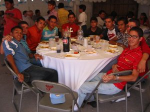 Los primeros invitados a la comida fueron los JSF (Jóvenes Sin Fronteras)...