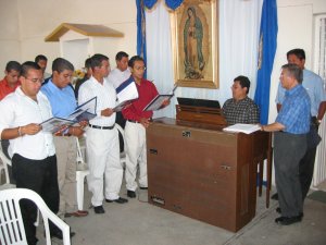 El Coro del Seminario San Carlos de Guadalajara animó brillantemente la Santa Misa con los Cantos.