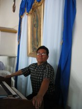 El SeñorAurelio,  Maestro de Canto del Seminario San Carlos de Guadalajara, Jal., que dirigió brillantemente los Cantos, que motivaron a la gente en este Solemne Cantamisa.