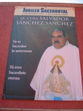 y el Señor Cura, el Padre Salvador Sánchez Sánchez, celebra sus 50 Años de Sacerdocio.