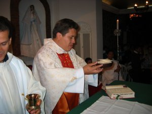 Presidió la Santa Misa el Misionero de San Carlos, Padre Carlos Andrés, recién desempacado...