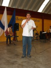 Ricardo, joven del Grupo Internacional Jóvenes-Scalabrini, del CIM-S,   interpreta METTITI NEI PANNI (EN EL LUGAR DEL OTRO) de un CD de Scalabrini-Band.
