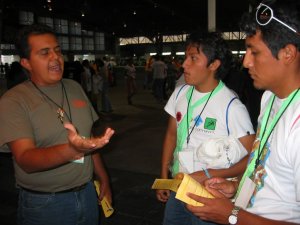 El Seminarista Fernando presenta con entusiasmo el Carisma Scalabriniano a unos jóvenes de Mérida, Yuc.