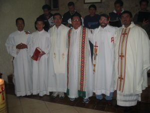 Compartieron su experiencia misionera: el Padre Ignacio (el tercero de la izquierda), misionero en Indonesia. y el Padre Ernesto (el último a la derecha), Rector del Seminairo San Carlos de Guadalajara, Jal...