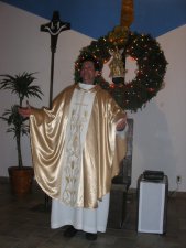 Los Padres presidieron las Eucaristías...<br />
Padre Rafael...