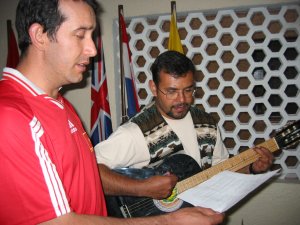 Leobardo y Ismael, Mexicanos Religiosos Estudiantes de Teología en Filipinas, que ahora están de visita a sus familias, nos apoyaron con el canto.