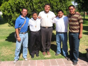 Los seminaristas Daniel, Víctor, Omar, Rodolfo y Damián estuvieron acompañando a los JSF en la convivencia