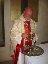 Padre Román bendice las cruces que se les entregaron a los JSF