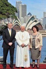 El Papa entre el Primer Minsitro australiano Kevin Rudd y su esposa Therese Rein en el "Admiralty House".