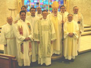 El Obispo Sabatini, cs, los Sacerdotes y Diáconos permanentes que participaron en la Ceremonia junto a Leandro después de la Misa.