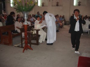 Enrique recibe la bendición de sus Papás, que lo entregan completamente al servicio de Cristo en la Congregación de los Misioneros de San Carlos.