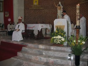 El Padre Carmelo presenta a Enrique, para que sea ordenado Presbítero.