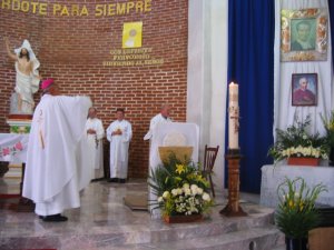 El Señor Obispo inciensa las imágenes del Santo Patrono de la Parroquia (San Miguel Febres y Cordero) y del Padre de los Migrantes (Beato Juan Bautista Scalabrini).