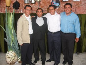 El Padre Héctor con unos Seminaristas Scalabrinianos.