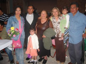El Padre Héctor con la Madre y unos familiares del Padre Manuel, Misionero en Canadá.