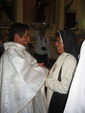 El Padre Héctor recibe las felicitaciones de su Tía-abuela, Hermana Berenice.