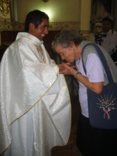 El Padre Héctor con la Madre del Padre Antonio de Estipac, Jal., Misionero en Brasil.