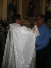 El Padre Héctor da la Comunión a su Padre, el Señor José Luis.