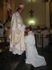 Momento central de la Celebración: el Obispo impones las Manos a Héctor.