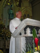 Junto al Padre Carlos cantamos las Letanías de los Santos, para que intercedan pro todos, ...