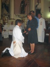 Los Padres bendicen a su hijo Héctor antes de entregarlo a Cristo dentro de la Iglesia.