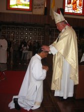 Momento central de la Santa Misa de Ordenación Sacerdotal.<br />
El Señor Cardenal impone las manos a Mauro.