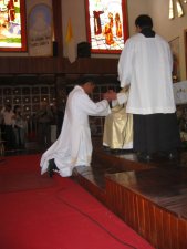 Mauro promete obediencia y respeto al Obispo y a sus Superiores.