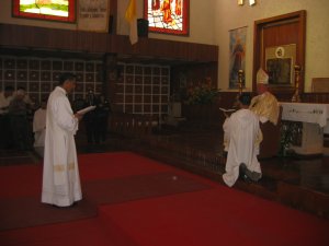 Mauro se presenta al Obispo que lo va a ordenar Sacerdote.