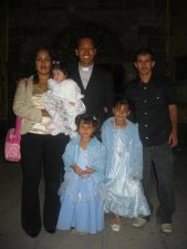 Padre Alejandro con su hermana, su cuñado y sus sobrinos.