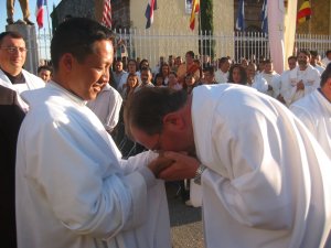 Todos los Sacerdotes presentes pasaron a dar el  ósculo de paz  y a besar la manos, recién consagradas, del Padre Alejandro.