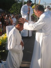 Y en seguida todos los sacerdotes repitieron el mismo gesto.
