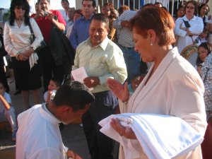 La Señora María Guadalupe bendice a su hijo.