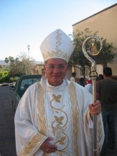 Mons. José Leopoldo González González, Obispo Auxiliar de Guadalajara, Jal. con mucha alegría presidió la Celebración Eucarística, en la que Alejandro fue Ordenado Sacerdote.