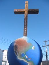 El globo terráqueo frente al Templo de El Salto, expresa la universalidad de la Iglesia.