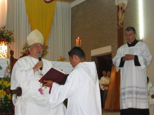 El Señor Obispo pregunta al Padre Superior, si Humberto es digno de recibir el Sacerdocio de segundo grado.