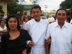 Humberto con sus Papás.