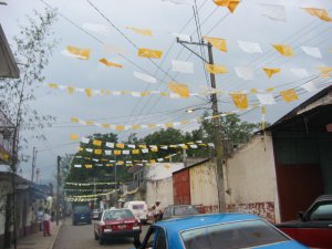 La Calle 12 Norte de Huatusco adornada a fiesta.