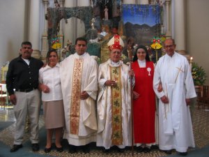 Padre Lino, su Madre, el Señor Obispo, la Religiosa (Hermana del Padre Lino) y el Señor Cura Padre Conrado Fernández.
